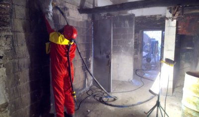 Travaux de sablage suite à un incendie à Lournand