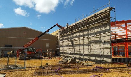 Construction d'un petit mur en aggloméré béton à Lacrost