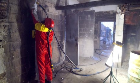 Travaux de sablage suite à un incendie à Lournand