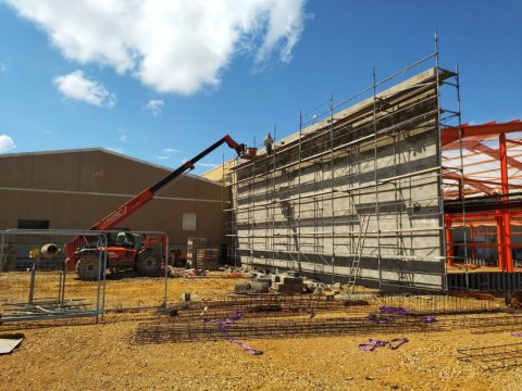 Construction d'un petit mur en aggloméré béton à Lacrost