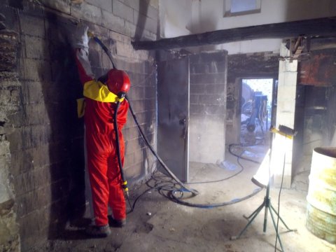 Travaux de sablage suite à un incendie à Lournand