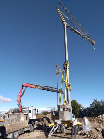 Montage d'une grue sur un chantier à Lacrost
