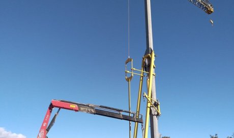 Montage d'une grue sur un chantier à Lacrost
